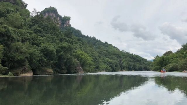 武夷山九曲溪坐竹筏-圖片來(lái)源編輯網(wǎng)